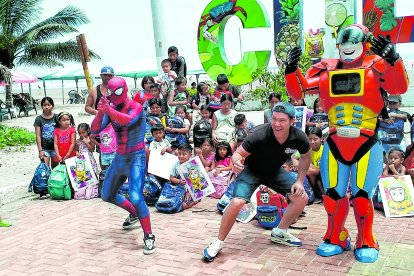 Niños de la comuna Curia beneficiados con implementos para sus clases.