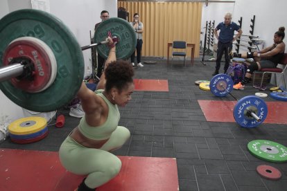 Neisi Dajomes (i) y Angie Palacios (d) entrenan en Quito bajo la supervisión de Alexei Ignatov (c).