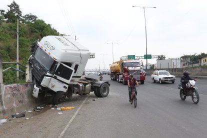El pesado camión generó un poco de congestión en la vía