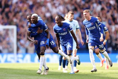 Moisés Caicedo celebra su golazo con sus compañeros de equipo.