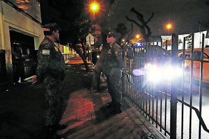 Dos metropolitanos custodian los exteriores del colegio Aguirre Abad.
