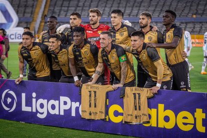 Barcelona con las camisetas de Joao Rojas.