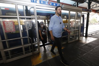 Aquiles Álvarez en un recorrido que realizó utilizando la metrovía.