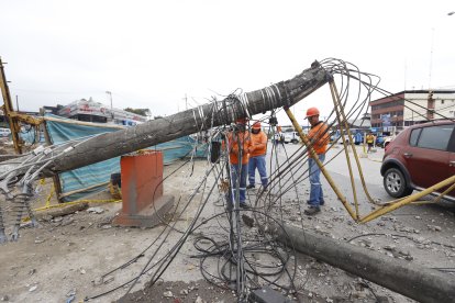 Trabajadores de la Corporación Eléctrica Nacional acudieron al sitio para atender la emergencia.