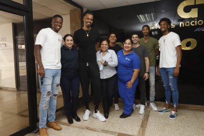 Joao Vitor de 2.15 en las instalaciones de EXTRA. Un gigante.