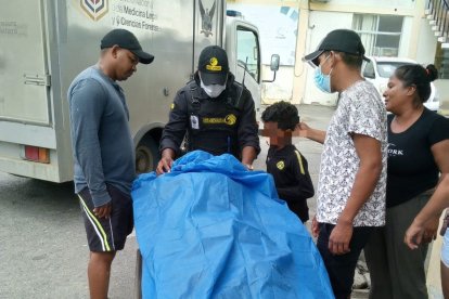 Familiares llegaron al reconocimiento del cuerpo de uno de los muchachos asesinados.