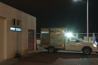 El cadáver de la víctima fue llevado al anfiteatro provincial.