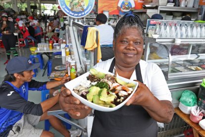 Judith Perea es la que dirige a sus 10 colaboradores. Ahora ellos son todos sus ayudantes.