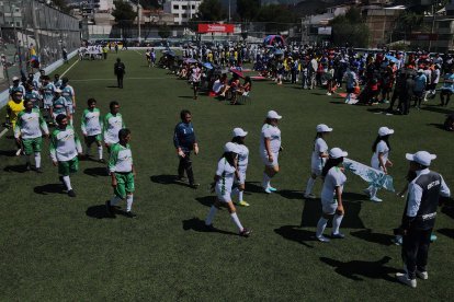 Los equipos lucieron felices los uniformes entregados por la Liga Barrial La Floresta.