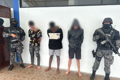Aquí se observa a tres de los cuatro sujetos aprehendidos.
