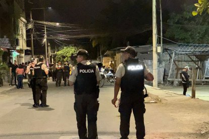 Personal de la Policía custodia el lugar del violento crimen