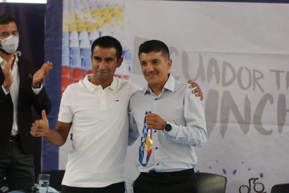 Richard Carapaz y Jhonatan Narváez están en abierta competencia por el único cupo de Ecuador en ciclismo para París.
