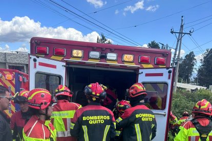 Los miembros del Cuerpo de Bomberos llegaron para dar auxilio a los heridos.