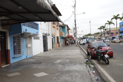Agentes policiales acudieron al sector para investigar el hecho. Recabaron indicios balísticos alrededor del carro de los afectados.