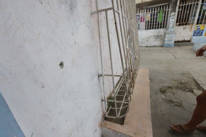 En la zona se oyeron más de 10 disparos. Parte de los proyectiles impactaron contra una vivienda.