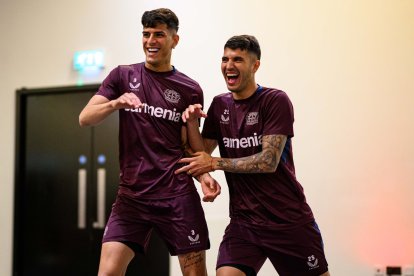 Piero Hincapié y Exequiel Palacios realizan el calentamiento para el choque entre Bayer Leverkusen y Atalanta.