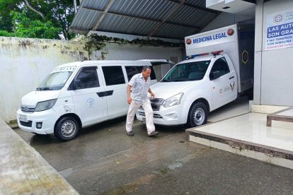 Tras el levantamiento del cuerpo, la Policía buscó indicios para aclarar el hecho.