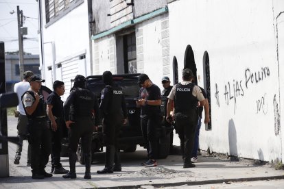 1. Los sospechosos fueron aprehendidos en la misma vivienda donde se produjo el crimen. Esta casa fue inspeccionada por un grupo de agentes policiales.