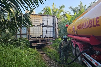 Este tanquero estaba abasteciendo de diésel a contenedores de este otro automotor.
