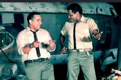 Felipe Peláez feliz en esta imagen con Omar Geles, a quien le debe mucho de su éxito, asegura el vallenatero.