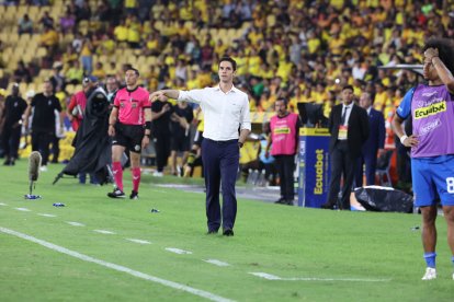 Josep Alcácer en el Monumental, viendo como su Liga de Quito no estaba en nada.