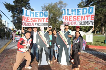 Simpatizantes del presidente Noboa, en los exteriores de la Asamblea Nacional