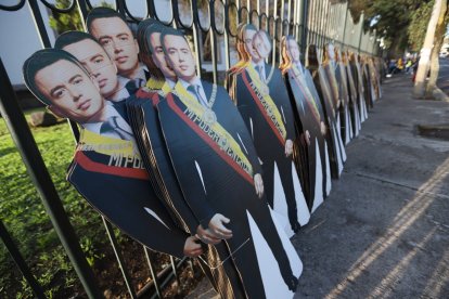 Varias figuras de cartón, con la imagen del presidente Daniel Noboa se han colocado en las cercanías de la Asamblea Nacional