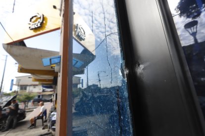 En la fachada de las instalaciones quedaron cinco orificios provocados por los impactos de proyectiles