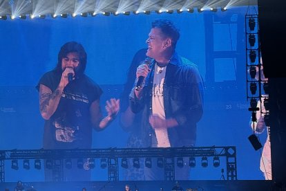 Juanes y Carlos Vives rindieron su homenaje a Omar Geles al cantar juntos la canción 'Los caminos de la vida'.