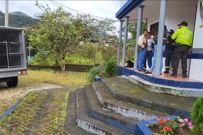 Una vez que se recuperó el cuerpo, este fue llevado hasta el Centro Forense de Ambato.