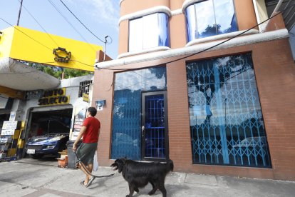 En una parte de vidrios en la fachada quedaron cinco orificios provocados por impactos de balas.