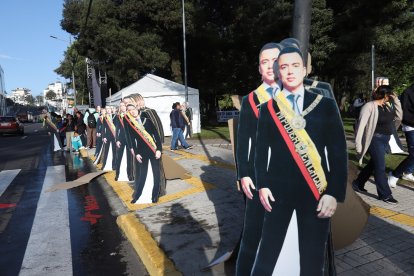 Paralelamente al evento solemne por el 24 de Mayo, los alrededores de la Asamblea se llenaron de muñecos de cartón del presidente.
