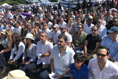 Aquiles Álvarez se sentó con sus concejales. A su mano derecha se encontraban Raúl  Chávez, Blanca López, Mayra Montaño, Soledad Diab y Emily Vera.