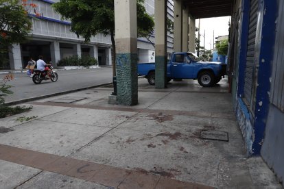 Los rastros de sangre tras el crimen en los exteriores del Capwell.