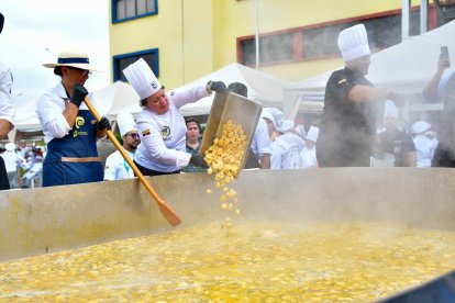 El viche fue preparado por más de 250 personas.