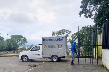 Luego de las diligencias en el sitio, el cadáver fue llevado a la morgue.
