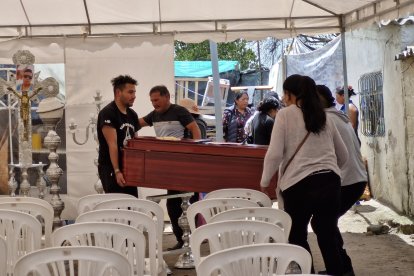 El velorio se llevó a cabo en el patio de la casa familiar, donde se encargaron de preparar todo.