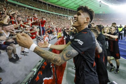 Piero Hincapié celebró con los hinchas de Bayer Leverkusen