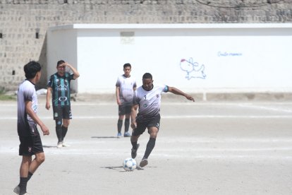 En la barrial La Tola se realizó un partido donde juega Ulises de la Cruz.