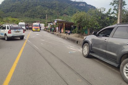 El carro que ocasionó el accidente fue retenido por agentes de tránsito.