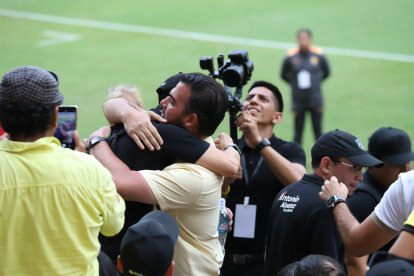 Antonio Álvarez recibiendo el abrazo de los socios de Barcelona.