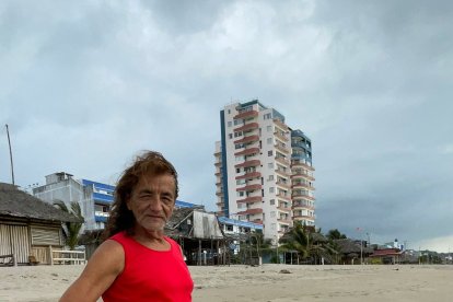 La mirada nostálgica del Ministro sobre Atacames, el otrora balneario del sol, fútbol y rock and roll.