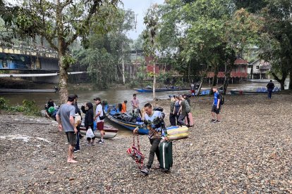 El puente Cuyabeno es el punto de encuentro para los turistas. De acuerdo con el nombre del campamento ecológico registrado se suben a las canoas.
