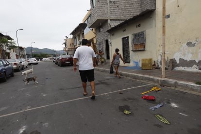 Este domingo 26 de mayo por la mañana, algunas prendas de los baleados seguían tiradas en la calzada.