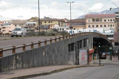 María y su bebé fueron salvadas por miembros policiales. Ella estaba a punto de lanzarse del puente de La Marín, en el centro de Quito, alegando haber sufrido maltrato.