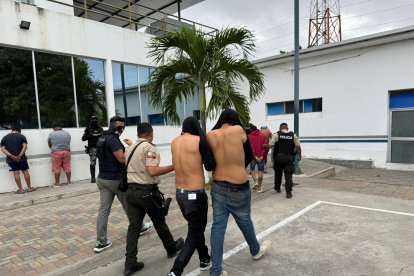 Los sospechosos que fueron agarrados por la Policía Nacional.