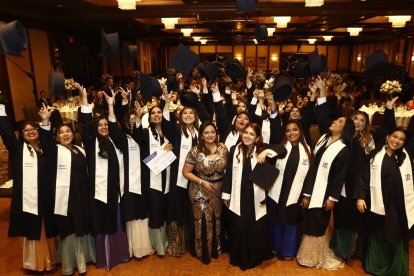 Las 22 nuevas profesionales en Medicina posaron con la docente Gisella Ruiz en su noche.