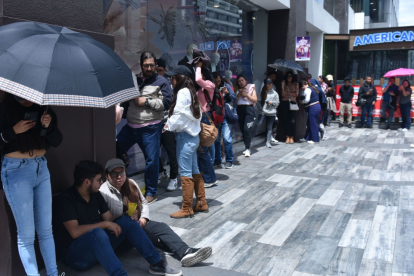 Largas filas se formaron para conseguir entradas al concierto de Aventura.