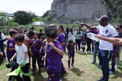 Jairo Campos (d) festeja con sus pupilos tras conseguir el título en la categoría Sub-9.