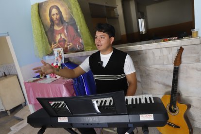 Alexander Rivera  explica sobre los talleres para personas mayores y para los niños.
